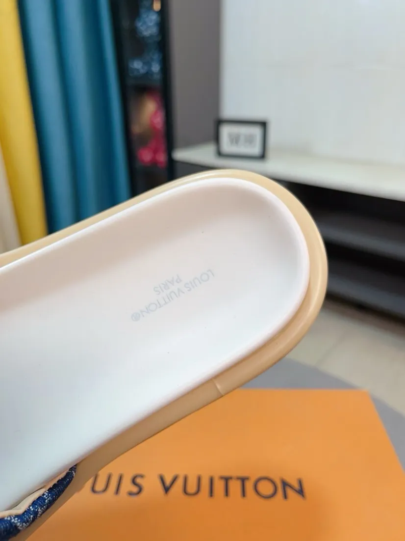 Ex-factory price 360🌹🌹 (lv-Louis Vuitton) New men's slippers, high-end boutique, exquisite embossed logo decoration on the upper, fine workmanship, super soft soles, casual, loose and comfortable, a must-have in summer! \nsize：38-44